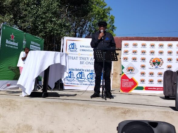 Dr Themba Khanyile facilitating